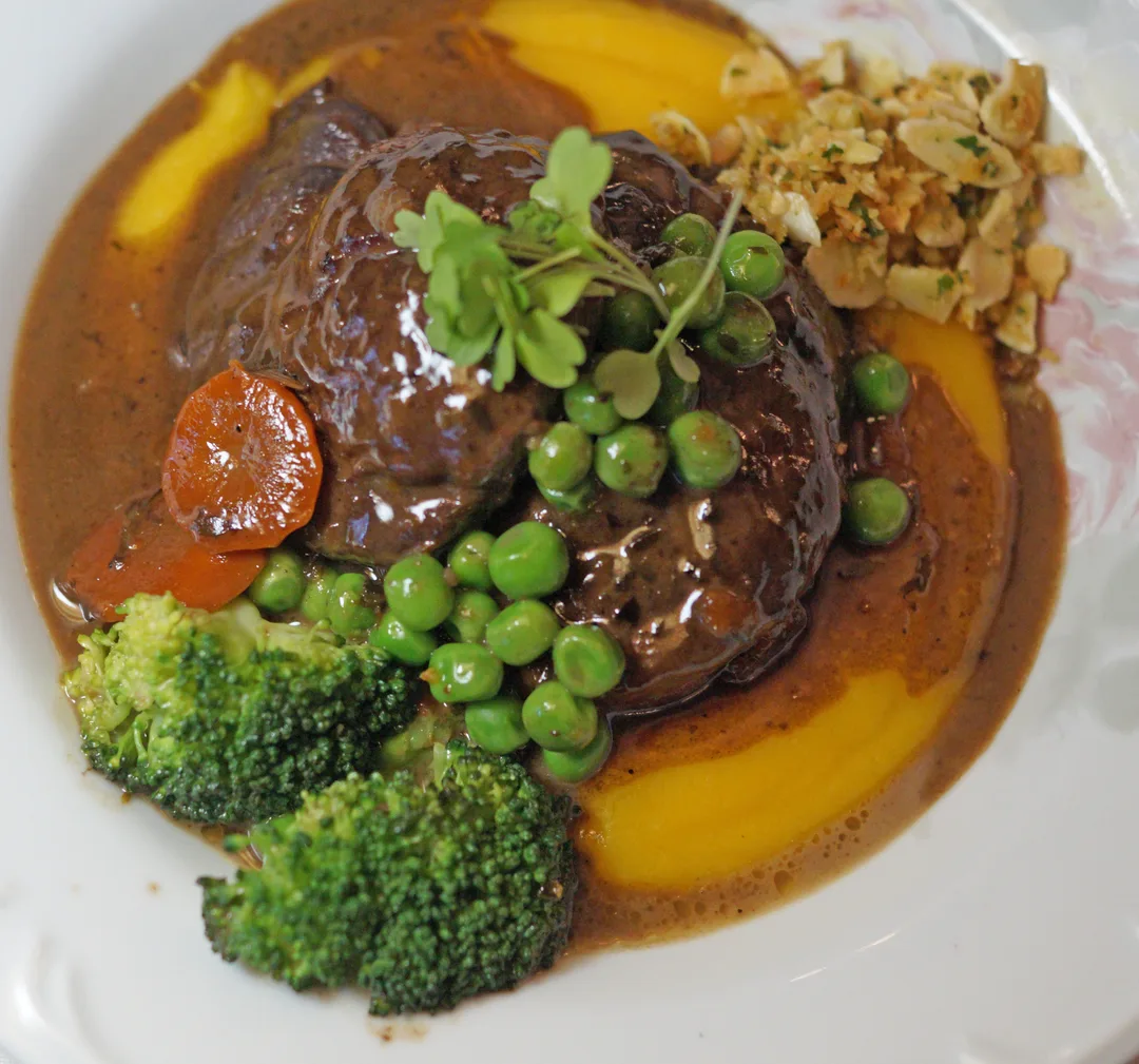 Bœuf Braisé au Glace — carne braseada sobre mousseline de batata com cabotiá