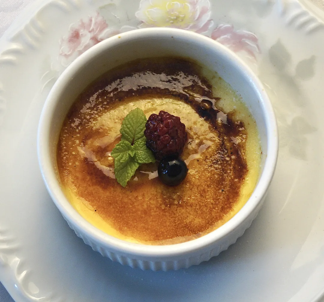 Crème Brûlée — creme de baunilha com fava Tonka e casquinha caramelizada