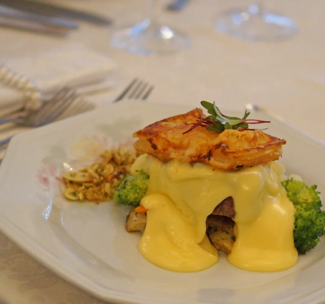 Filet mignon ao fondue de queijo Raclette — mignon coberto por queijo raclette derretido