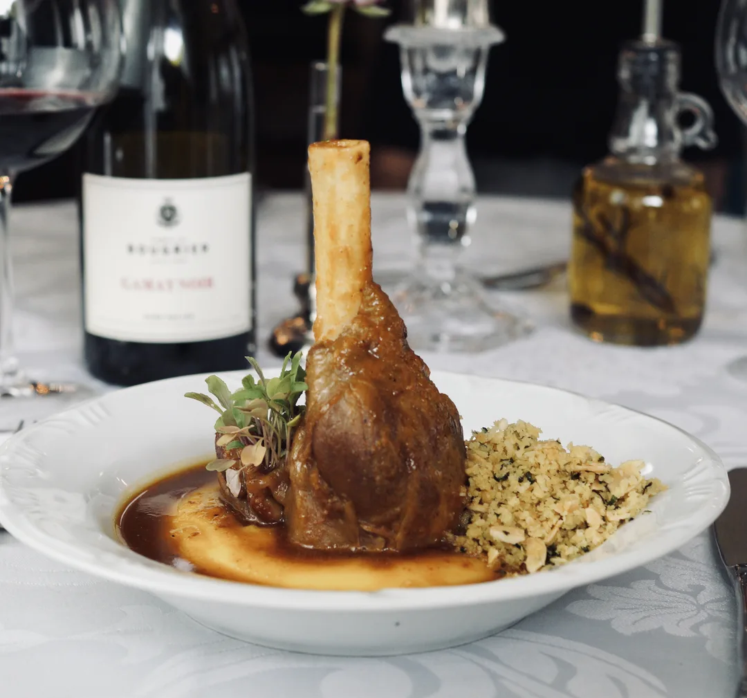Jarret de Cordeiro — cordeiro cozido lentamente ao molho de vinho do porto