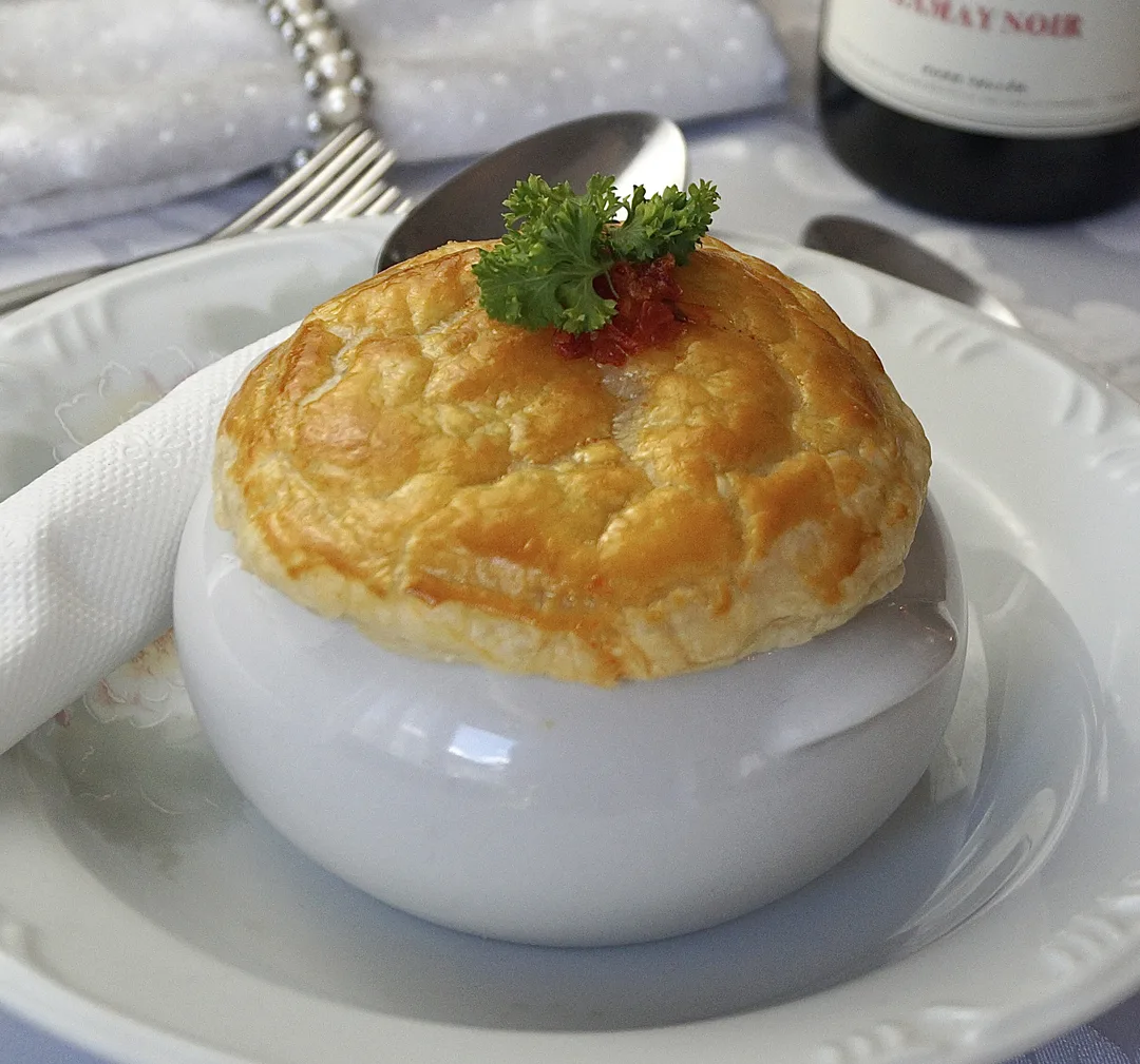 Soupe à l’oignon — sopa de cebola francesa coberta por cúpula de massa folhada dourada