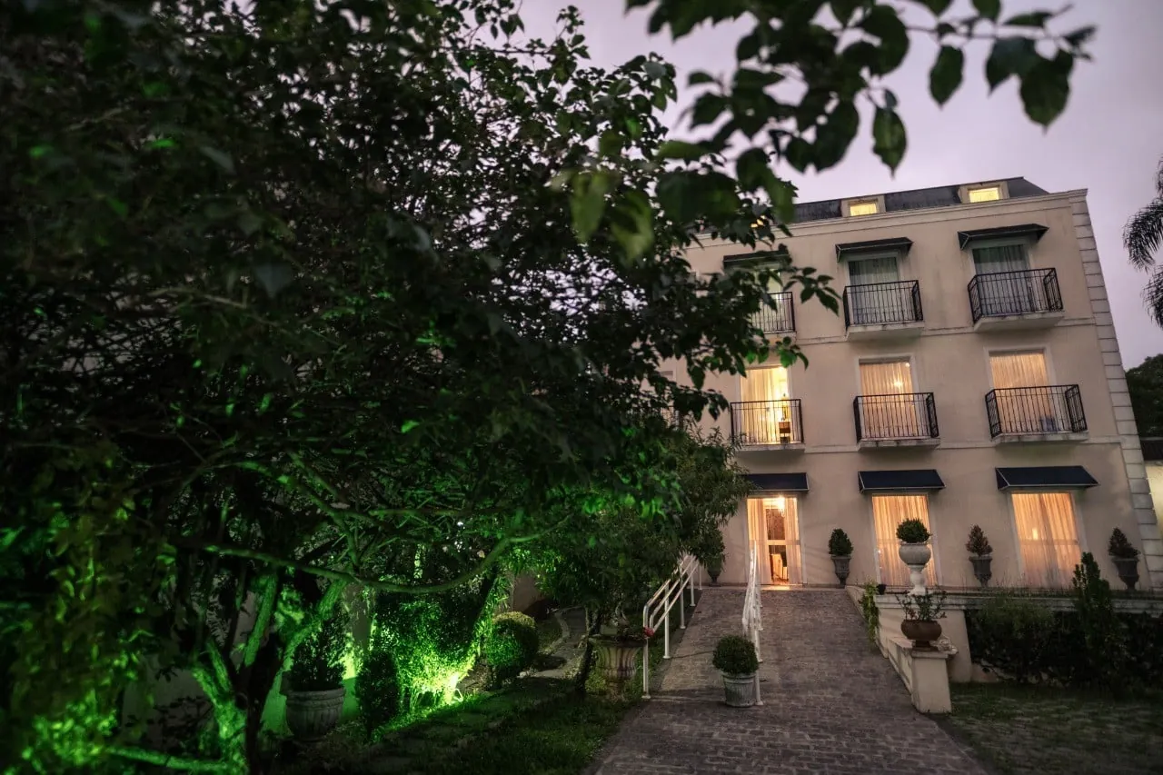 Fachada da maison do Cordon Blanc à noite, em Curitiba